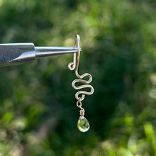 Load image into Gallery viewer, Dangly Single Serpent Pierceless Lip Cuff 𓆙
