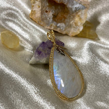 Load image into Gallery viewer, Hera ✵ Pendant ♡
