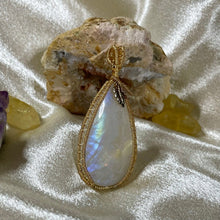 Load image into Gallery viewer, Hera ✵ Pendant ♡
