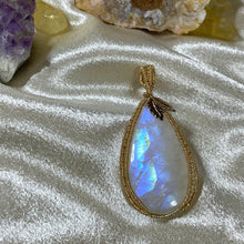 Load image into Gallery viewer, Hera ✵ Pendant ♡
